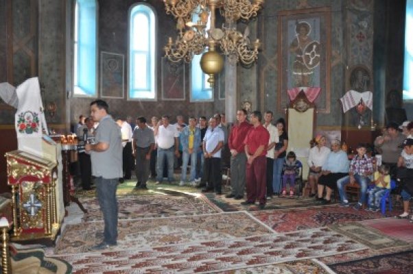 Hramul Bisericii Naşterea Maicii Domnului, din Peştera, sărbătorit de sute de localnici
